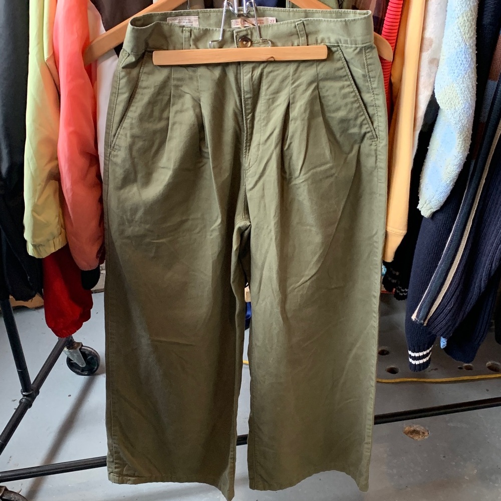 Levi's woman’s wide leg pleaded Olive Chinos